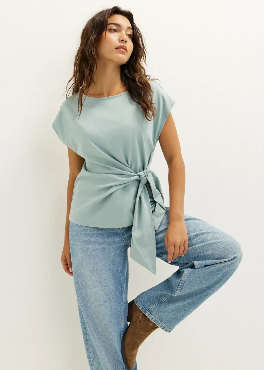 Picture of T-Shirt with Button Detail