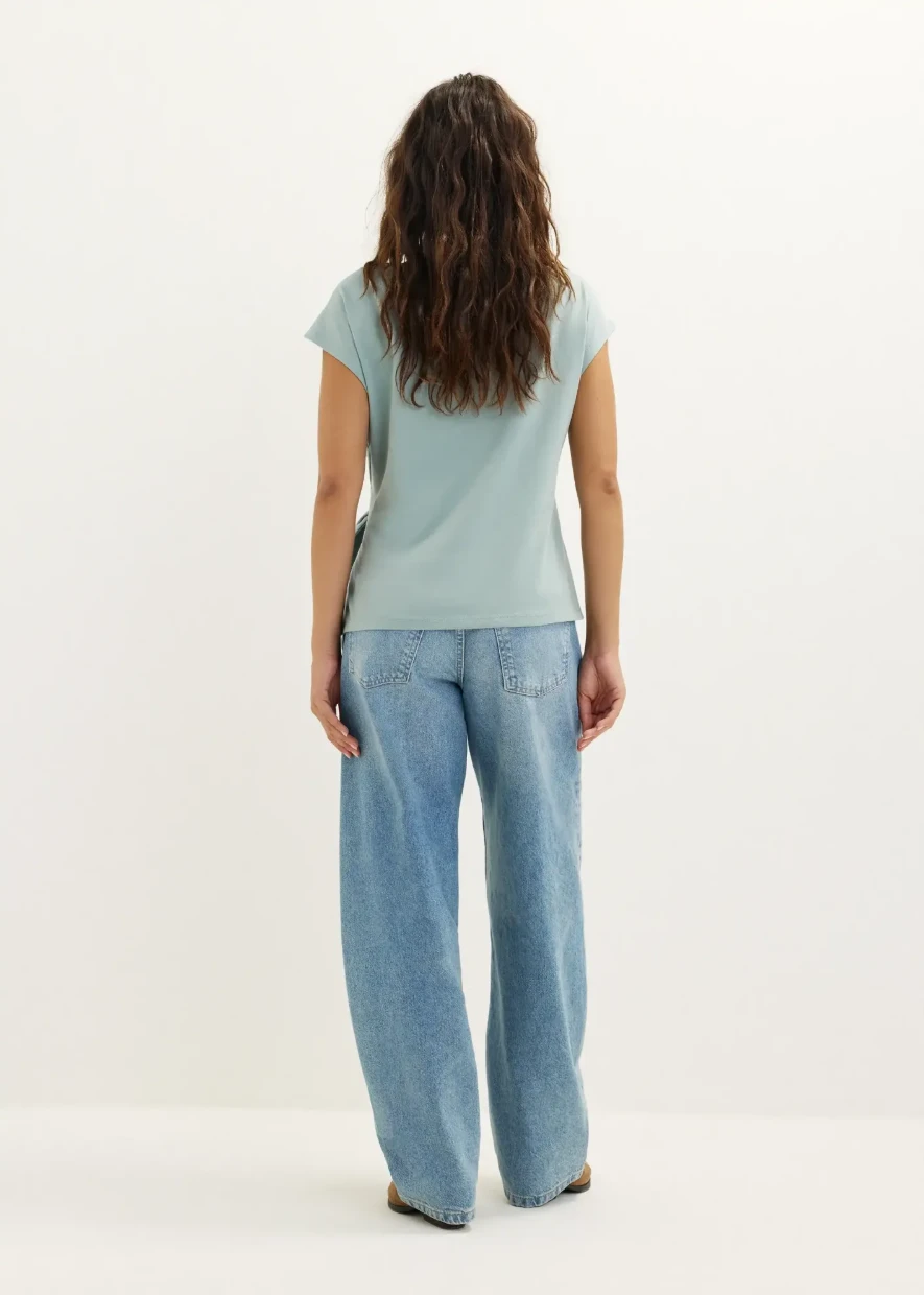 Picture of T-Shirt with Button Detail