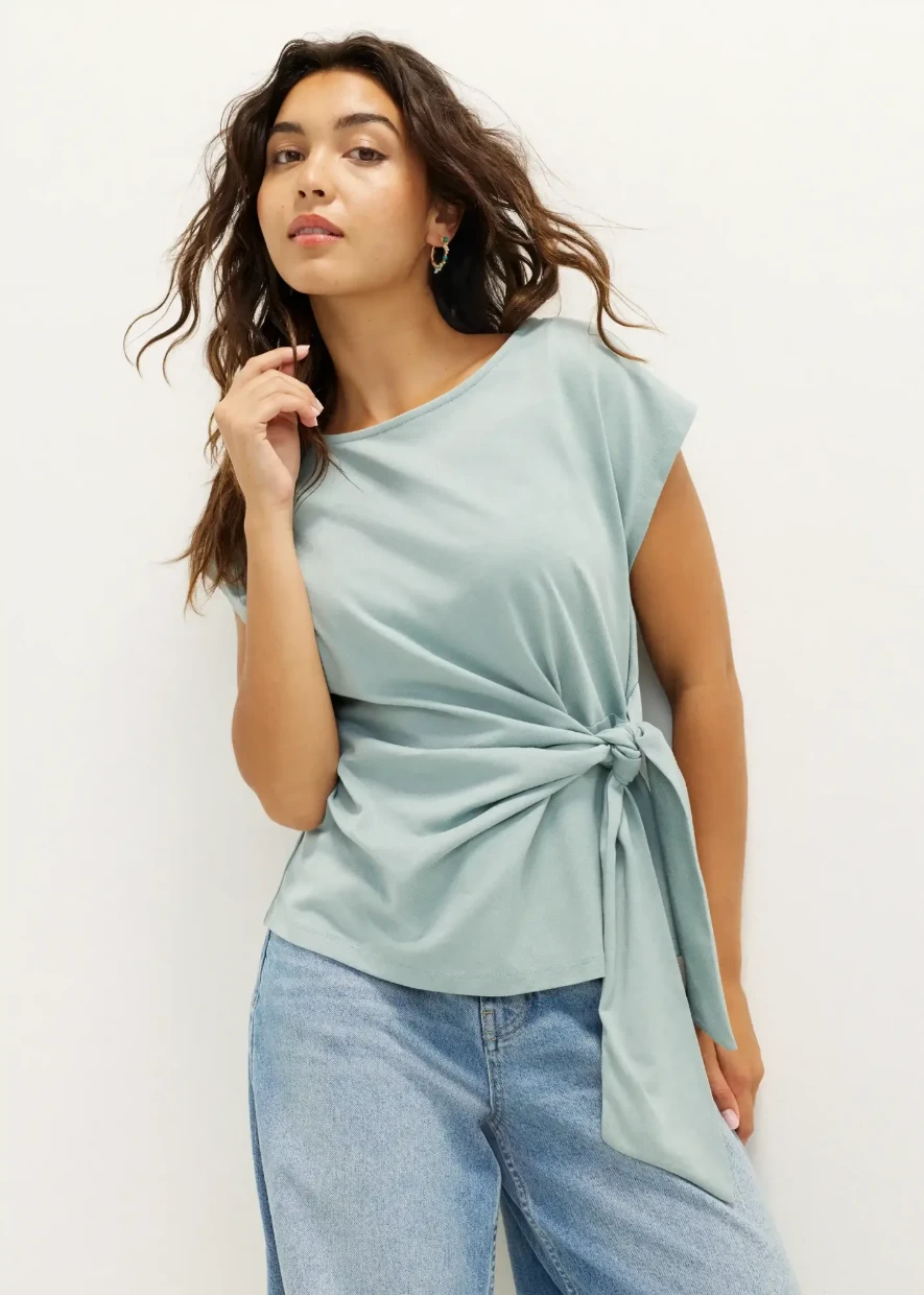Picture of T-Shirt with Button Detail