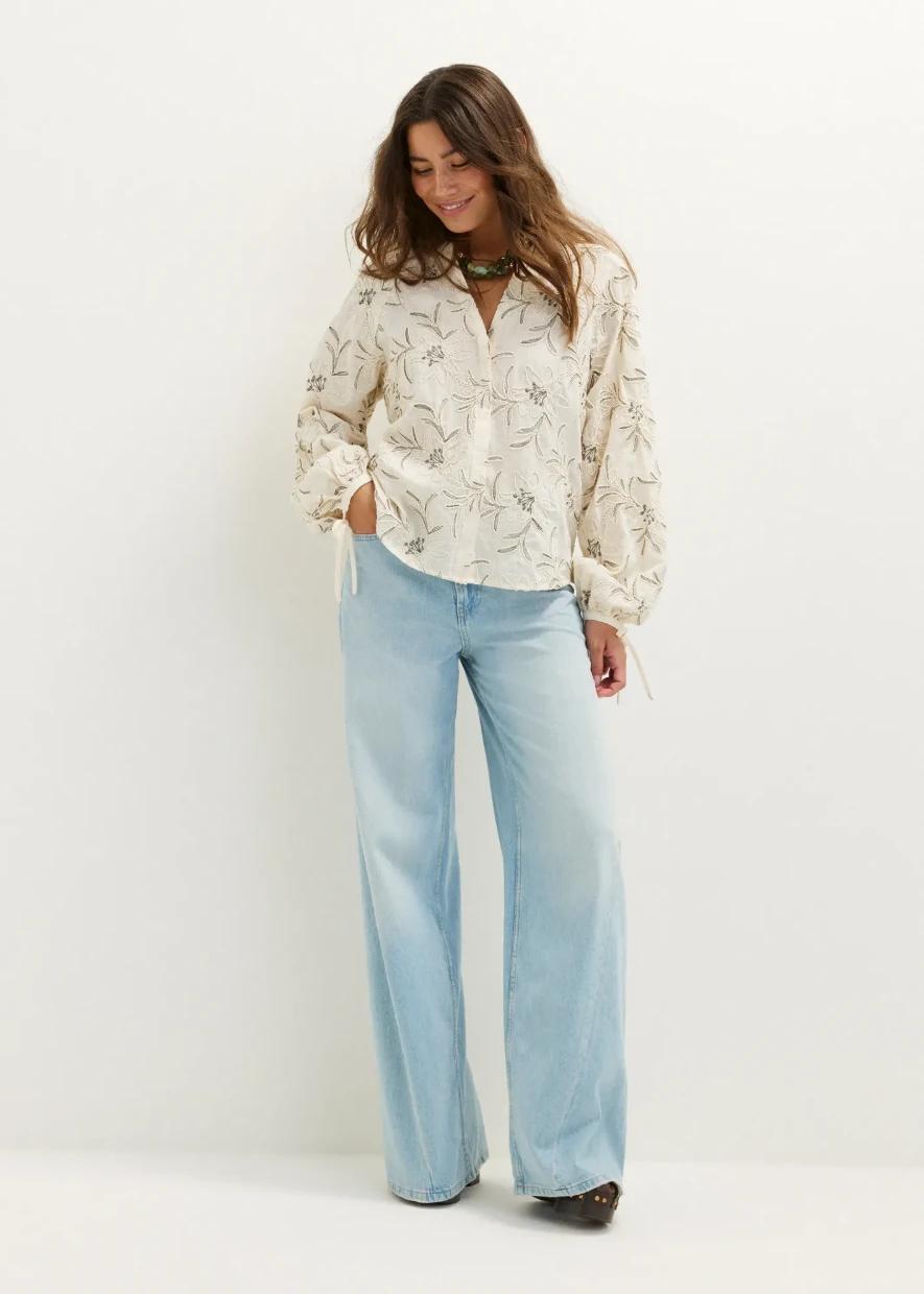 Picture of Blouse with embroidered flowers