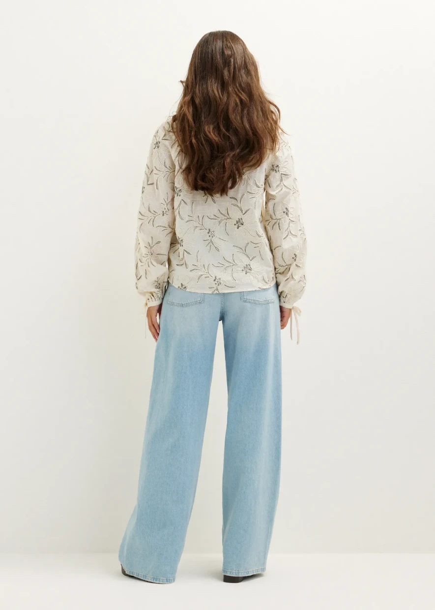 Picture of Blouse with embroidered flowers