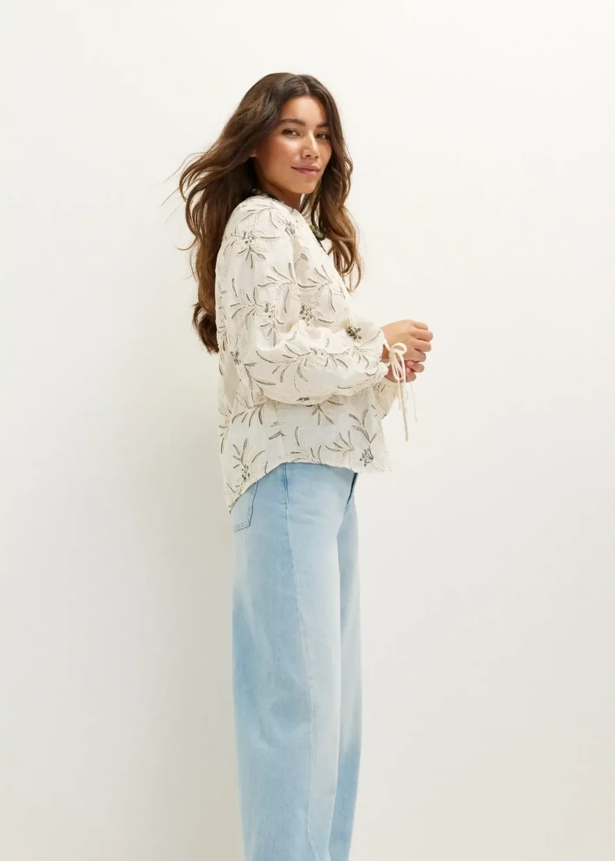 Picture of Blouse with embroidered flowers