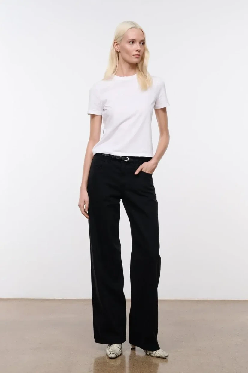 Picture of Veyra Relaxed Jeans